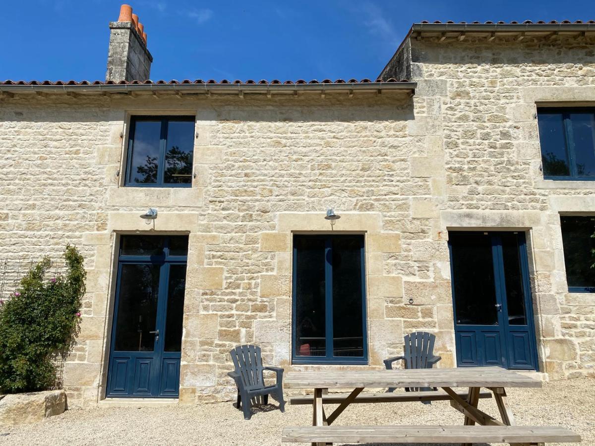 Chateau Des Loups - Les Cedres Bleus Echire Exterior foto